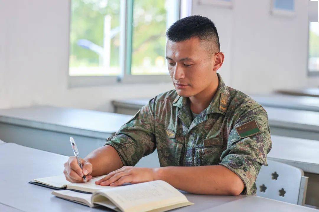 王鑫飞_专业_班长