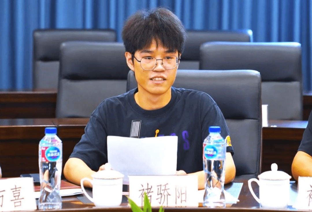 "感谢母校松江二中的培养,进入大学后,将以0001号为鞭策,努力成为最