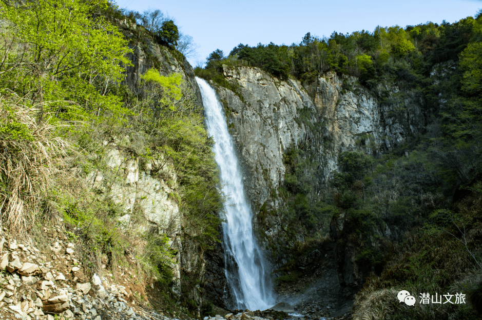 夏季雨后,潜山市官庄镇出现多处藏在深山里的瀑布,官庄村的龙凤大峡谷