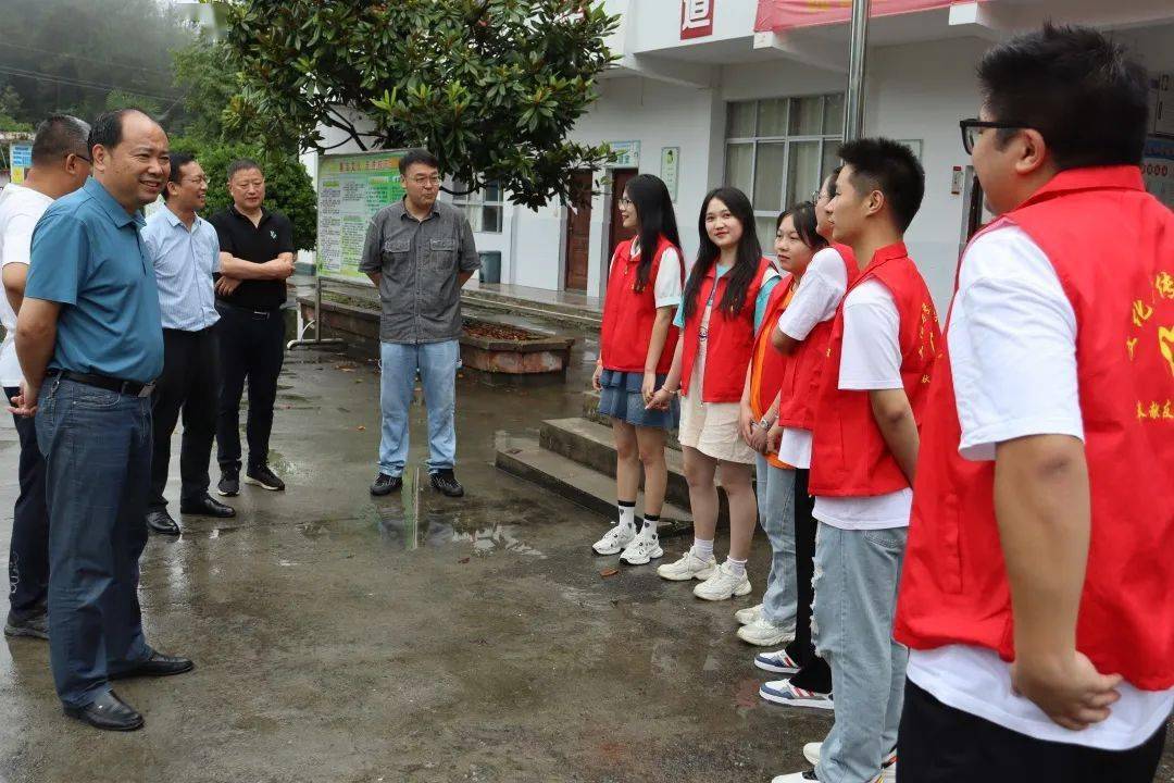 校团委书记黄晶晶,驻村第一书记全建业,科研处副处长廖俊杰等领导老师