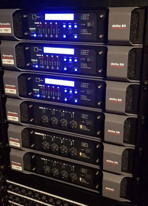 个录音棚,其中全部control room都装有dynaudio acoustics(丹拿声学)