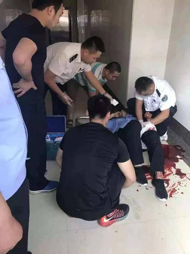 2008年,因为自行车没牌照被查,上海27岁一小伙,连杀6名警察_杨佳_父亲