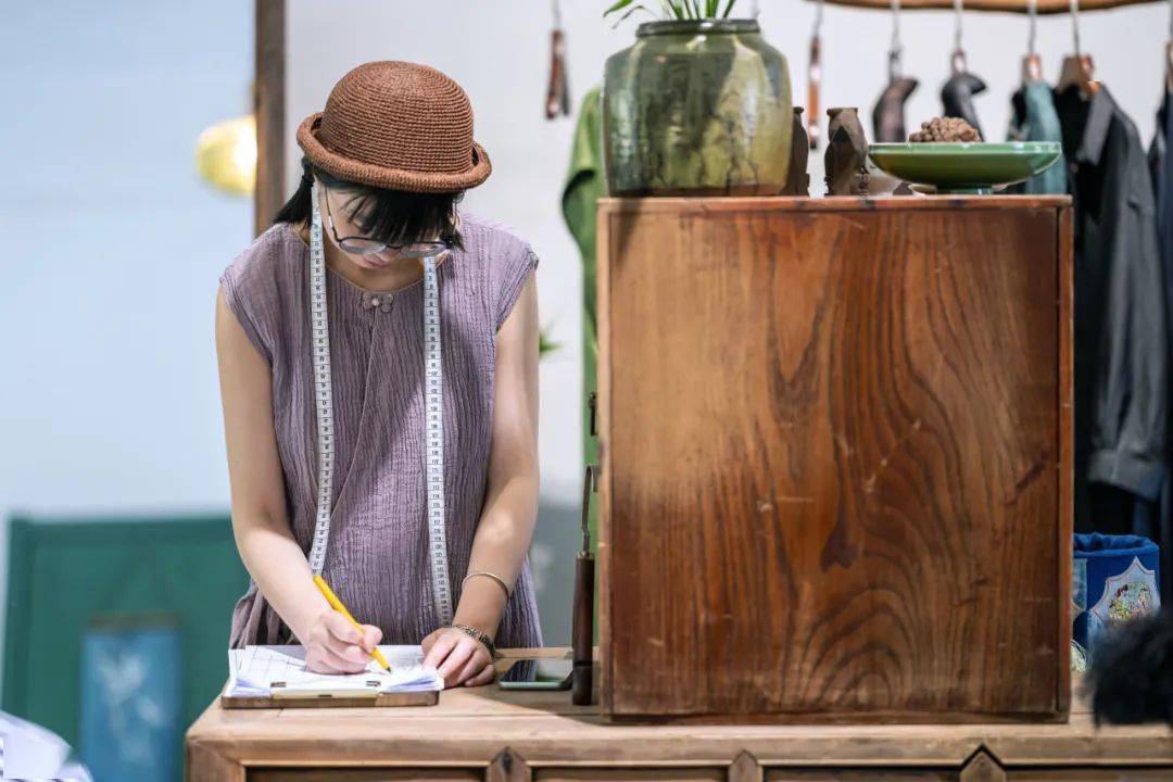 这个词听起来就很"执着";这份字面上的含义表达的正是小鱼对传统文化