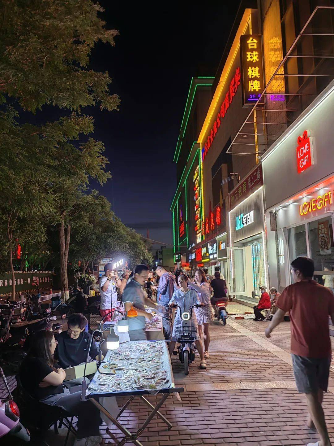 夜市里的烟火人间,嘉峪关那叫一个热闹~_夜生活_夏天_游客