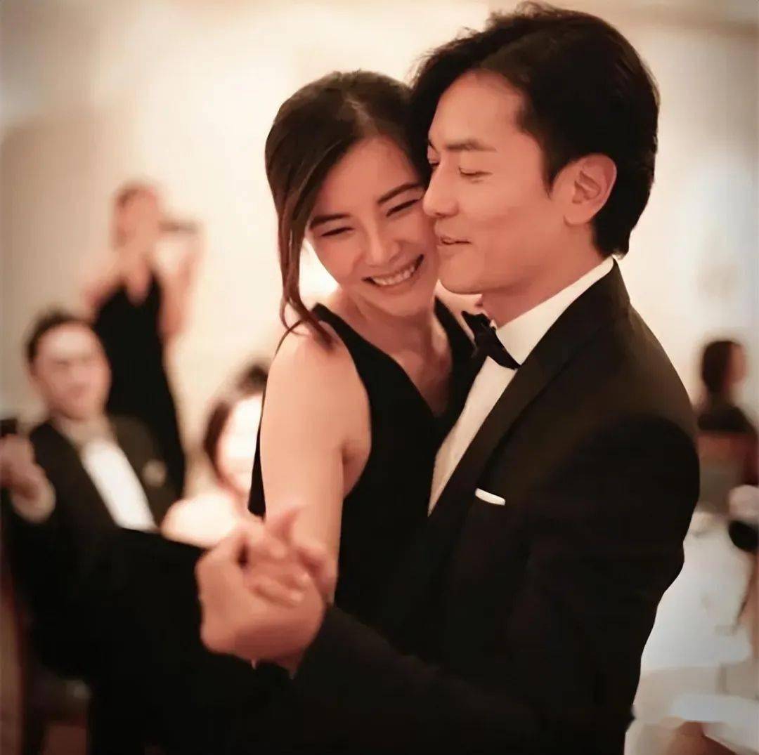 年初,郑伊健夫妇迎来结婚10周年纪念,蒙嘉慧在个人社交账号上晒出合影