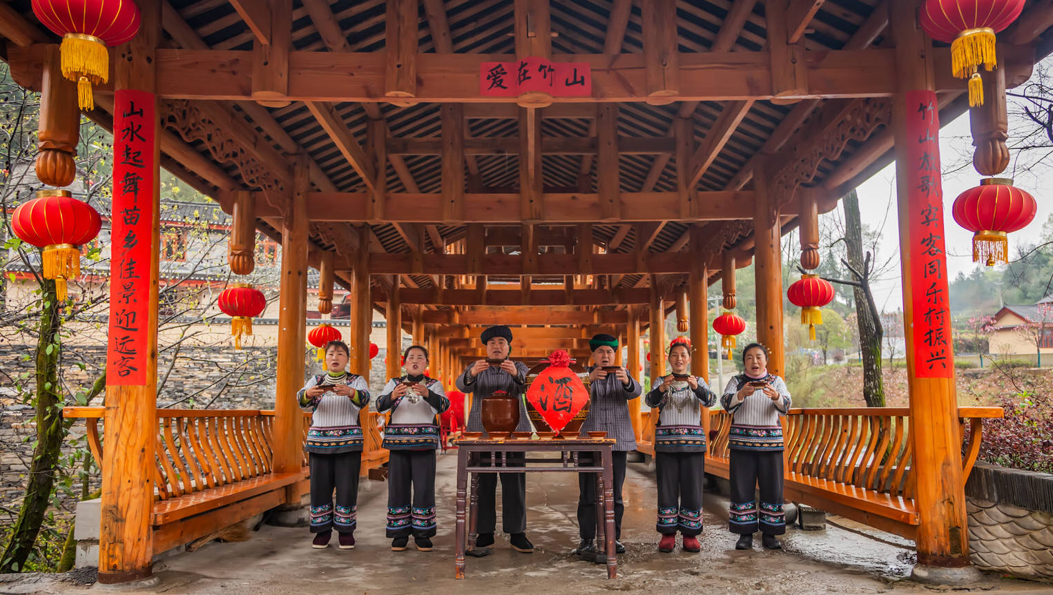 竹山村黨支部書記吳建龍介紹,村裡通過引進鳳凰旅遊投資開發建設集團