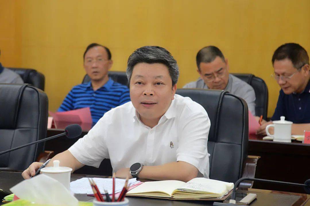 在认真听取发言后,张忠对老领导,老同志为福州人大事业发展作出的积极