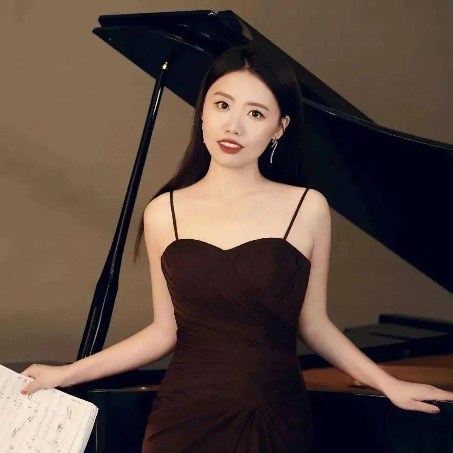 我院校友许歌卉,许笑男"琴键上的tango"皮亚佐拉作品