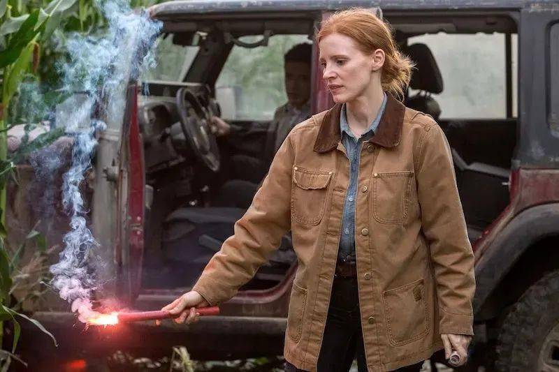 墨菲长大后也继承了父亲的穿着喜好,上身了一件同样经典的 carhartt