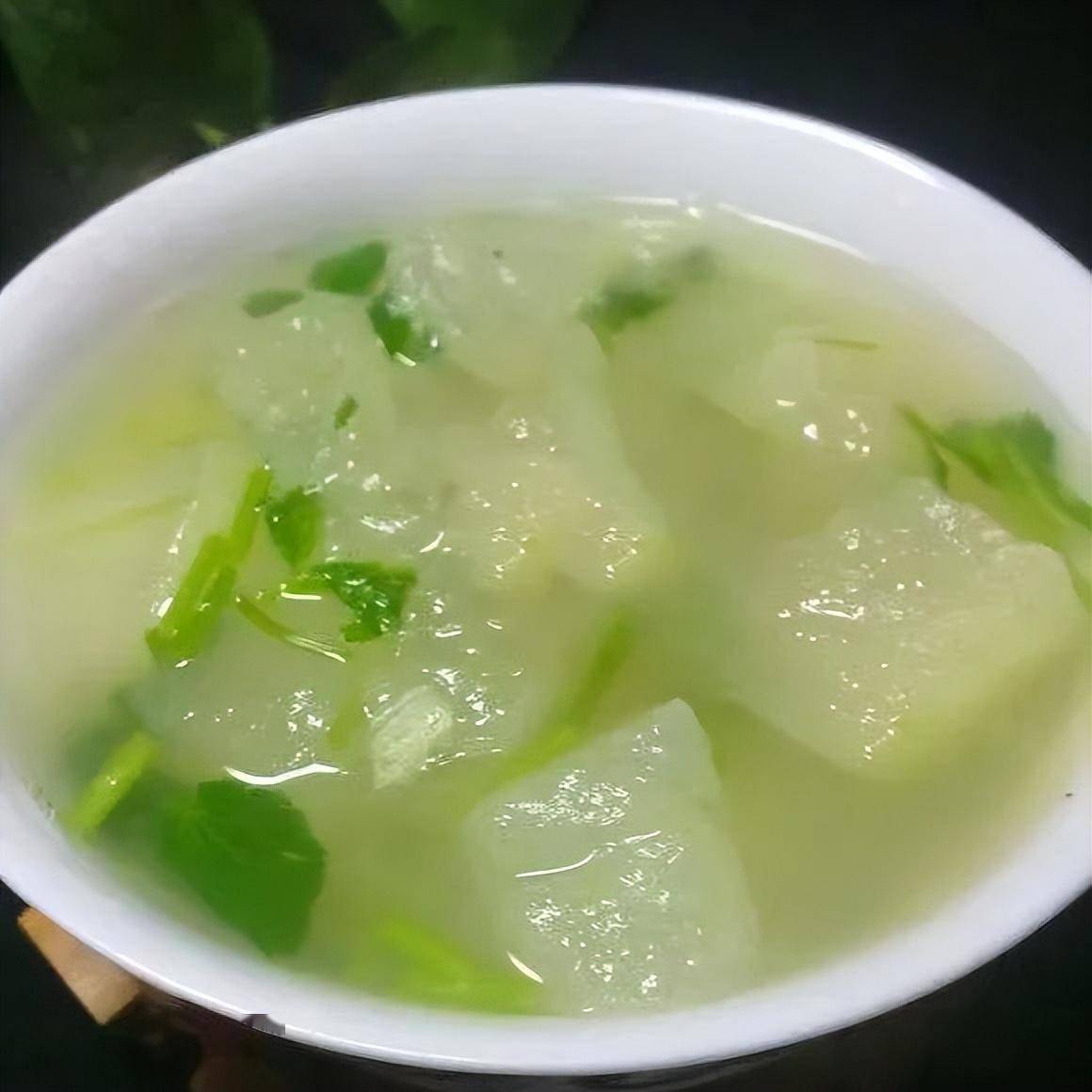 荷叶冬瓜汤:鲜荷叶一张,冬瓜适量,煮汤食盐调味;也可加入薏苡仁,水鸭