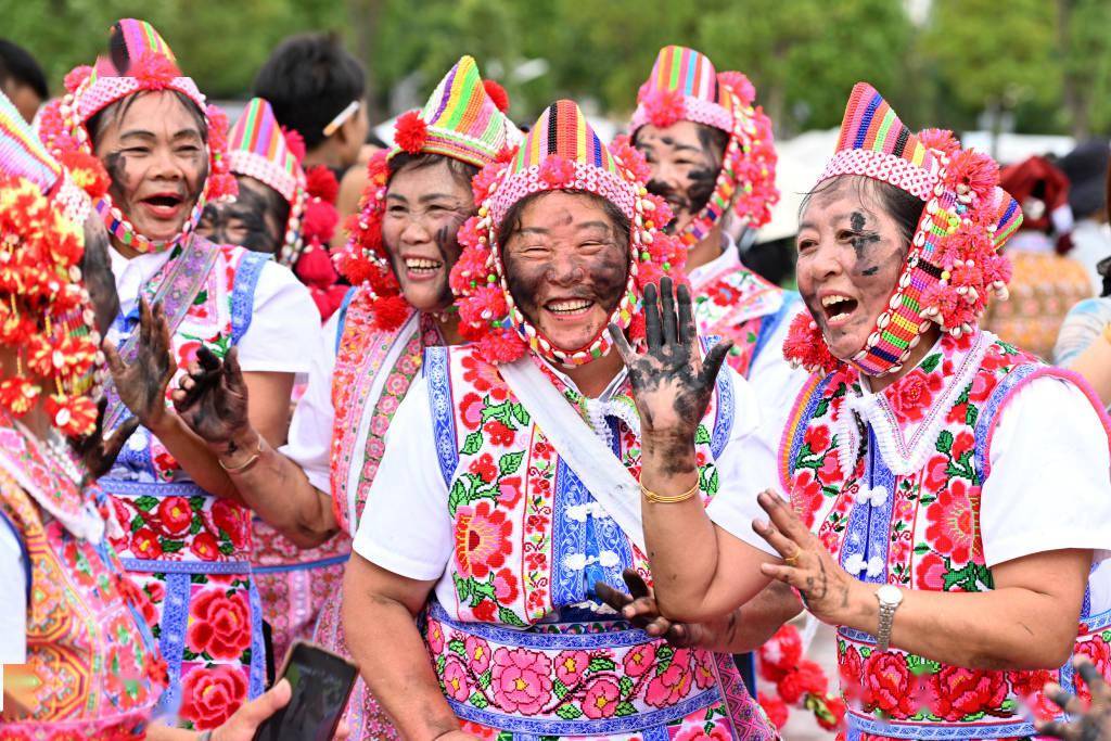 云南彝族"花脸节"热闹非凡_中国_视觉_纪军
