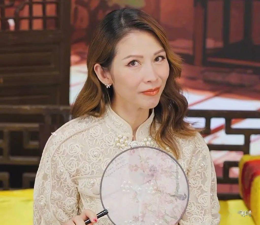 蔡少芬,斓曦直播合体参加《甄嬛传》十级考试,当天,蔡少芬还对着表情