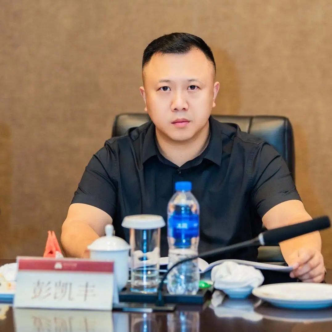 彭凯丰李国浩冯浪形势逼人,激励着我们攻坚克难;形势喜人,期待着我们