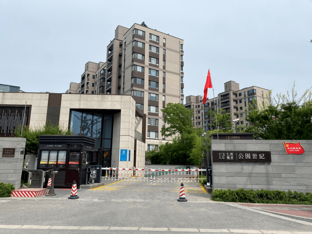 世纪苑项目位于南京市栖霞区燕子矶街道燕园路37号,于2021年3月交付