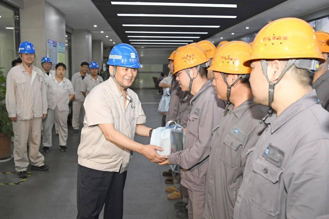 谢海深来到热轧事业部转炉作业区主控室,为现场职工送