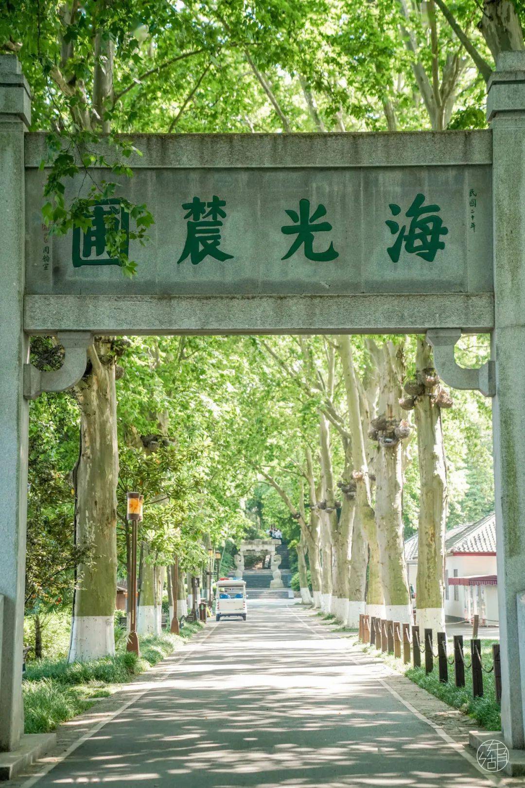 長天樓,可竹軒和先月亭等景點相繼落成,一座楚文化樂園逐漸在東湖邊