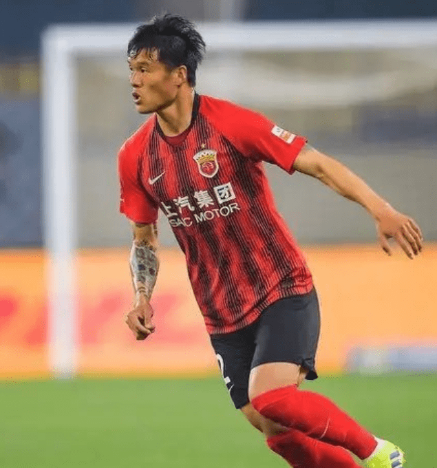 国足昔日后防铁闸惨遭哈维尔冷落,沦为中超鸡肋_李昂_上港_赛季