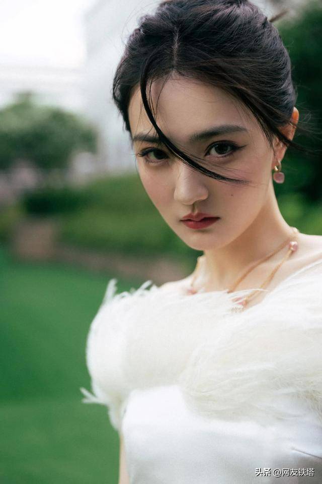 徐璐壁纸:人美心善的小姐姐.