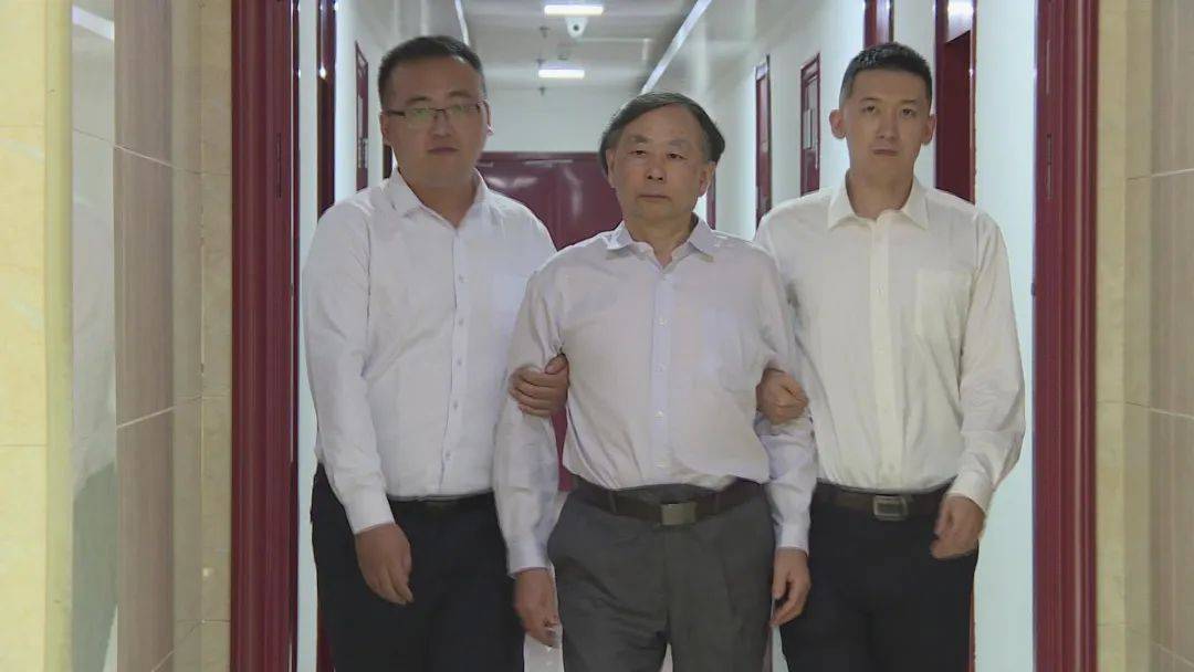 郭启刚，回国投案