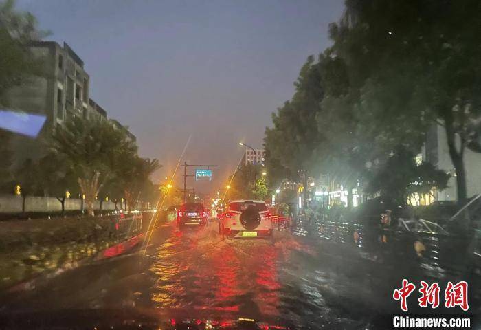 杭州发布今年首个暴雨红色预警信号 局地出现大暴雨