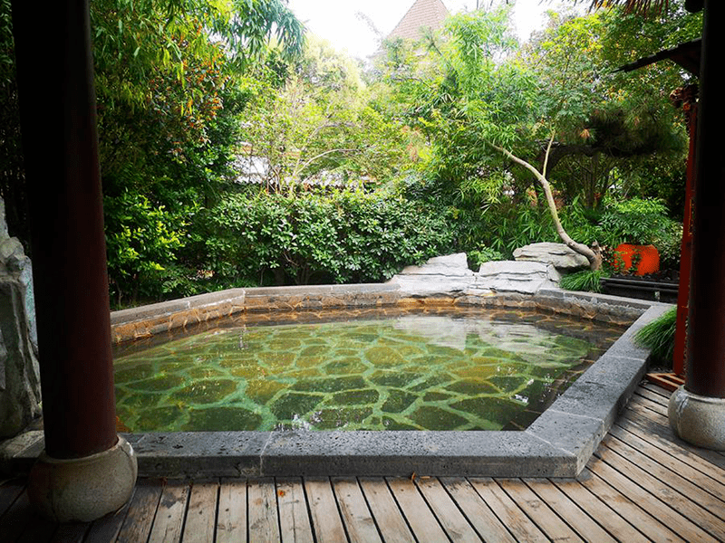 汤泉池里冒起氤氲热气,微波荡漾,闭上眼静享安逸舒适的时光,身心的不