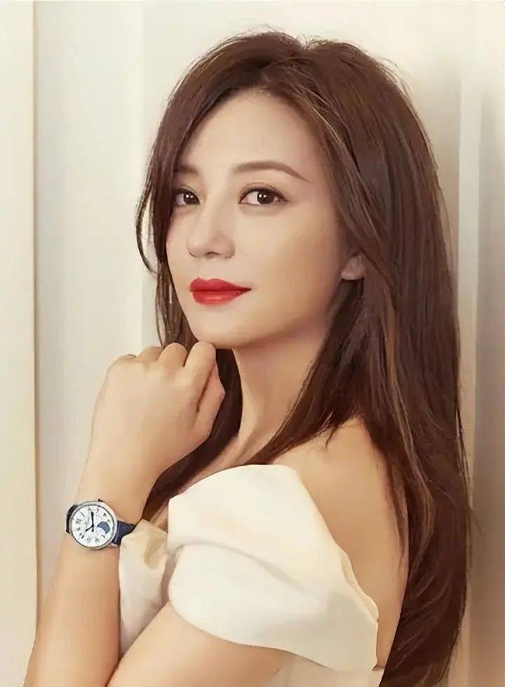 消失一年多后,再看47岁赵薇现在的处境,终于为自己的"贪婪狂妄"付出了