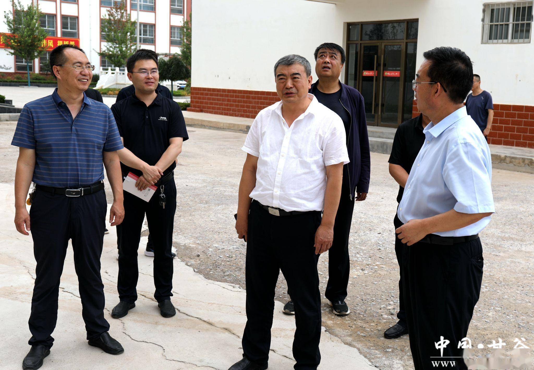 督查组一行来到甘谷三中,通过实地查看,听取汇报,座谈交流等方式,详细