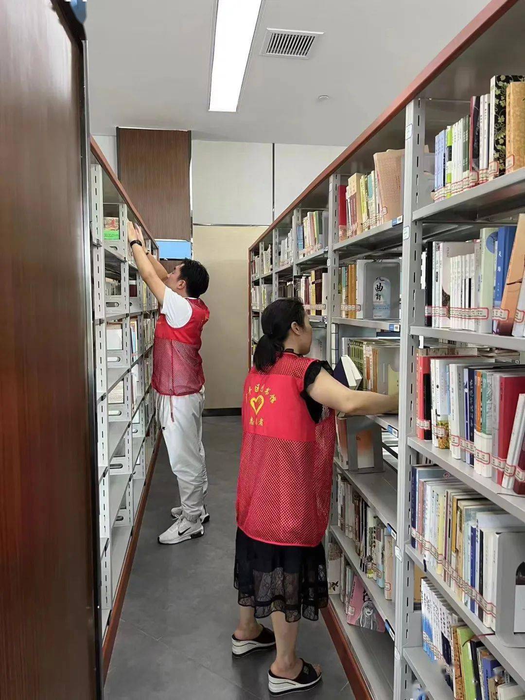 志愿服务丨图书馆里的"一抹红"——广丰区图书馆2023年暑期志愿者活动