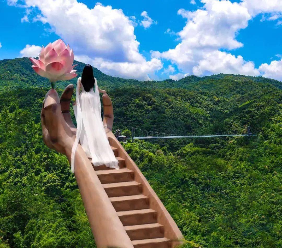 景点(佛手拈花)隐于天露山的山水之间依托粤中南第一峰天露山的秀丽
