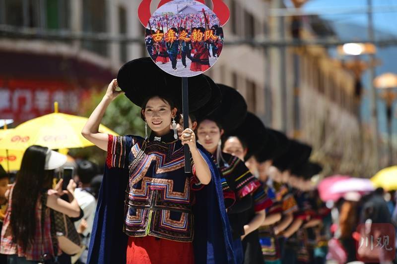 银饰服饰展演 布拖县城流动的风景线_阿都_凉山_传统