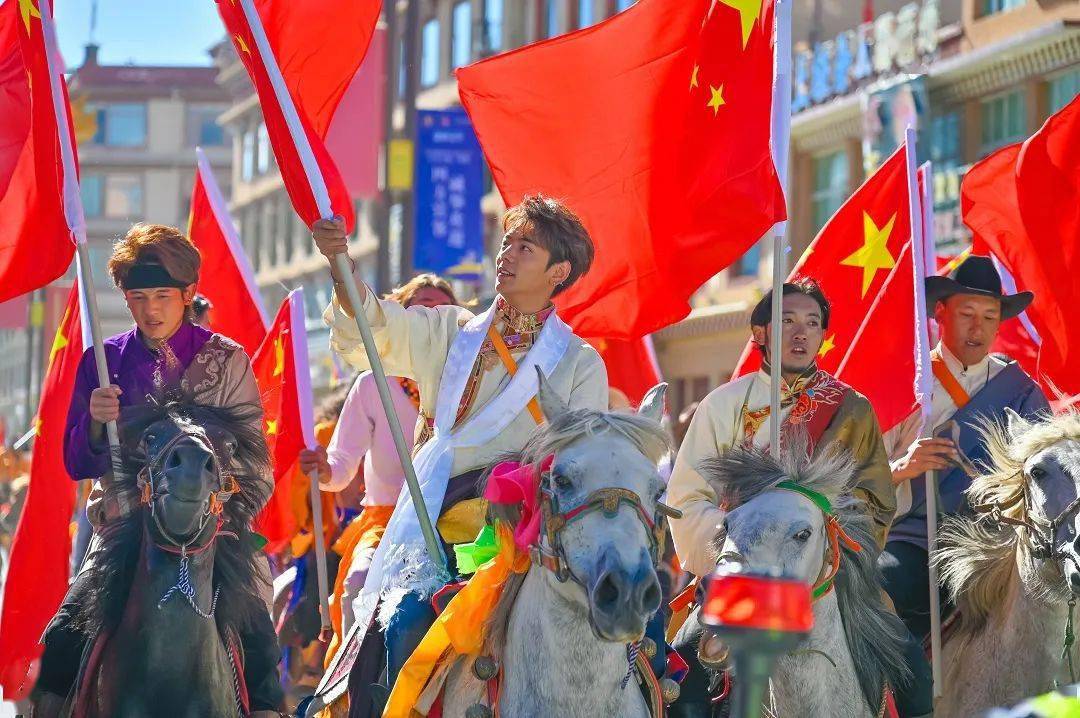 赛马王子丁真盛装巡游拉开理塘八一赛马会帷幕,中国马会·黄金赛场