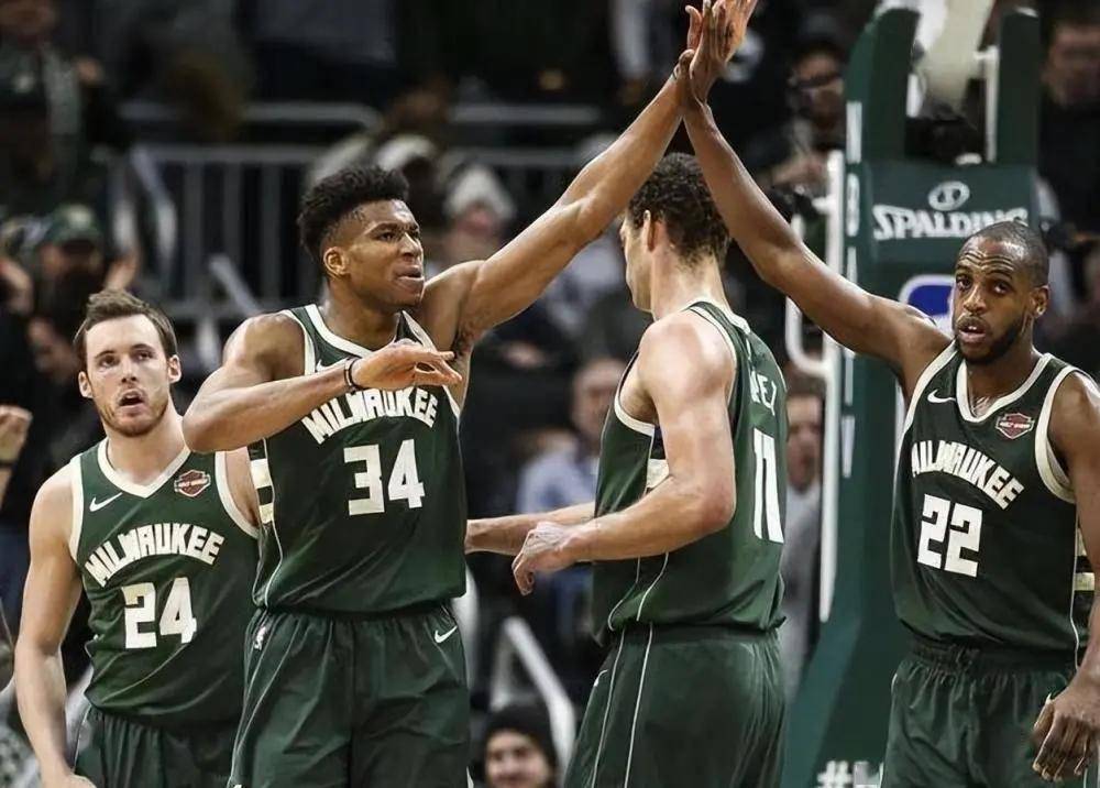 其实对于雄鹿来讲,这支球队当初能够在2021年夺冠,靠的就是球队多年的