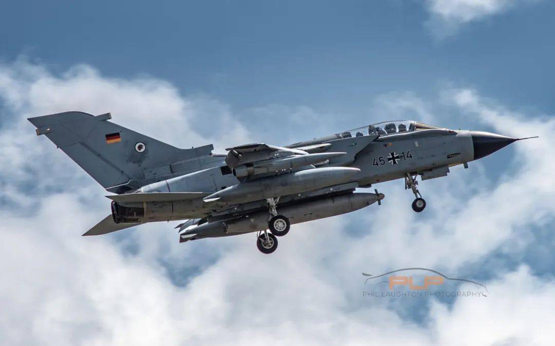 比起苏州的碰碰车展,我更希望看到的是这样的空中纹身秀.