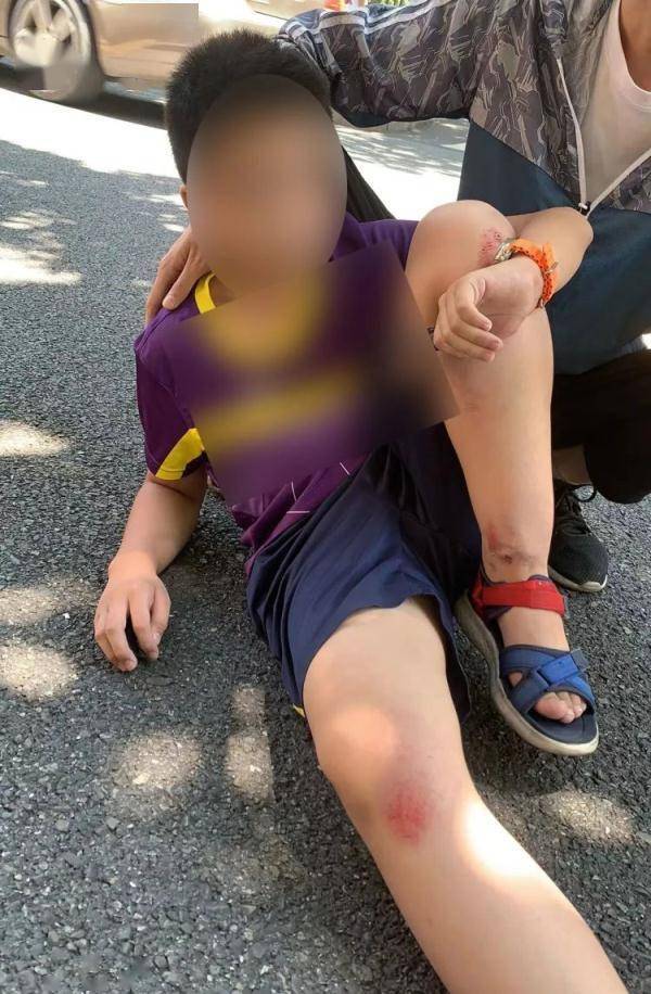 男童骑滑板车横穿马路被撞伤_道路_车辆_小车