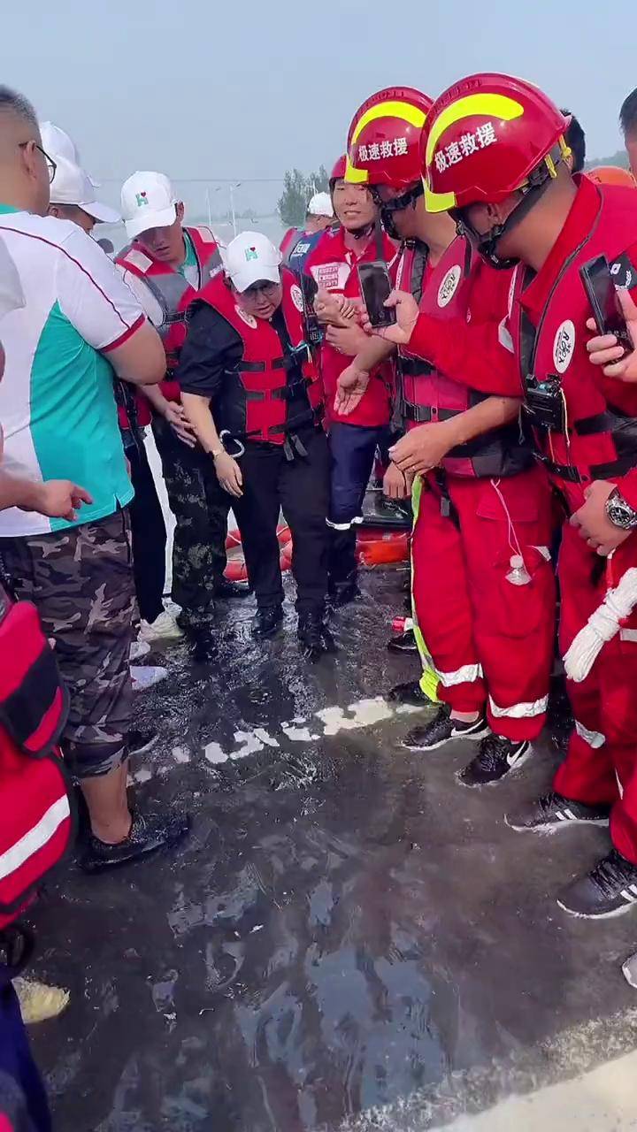 善款及物资抵达河南救灾前线,累的腰都直不起来依然坚持自己参加救援