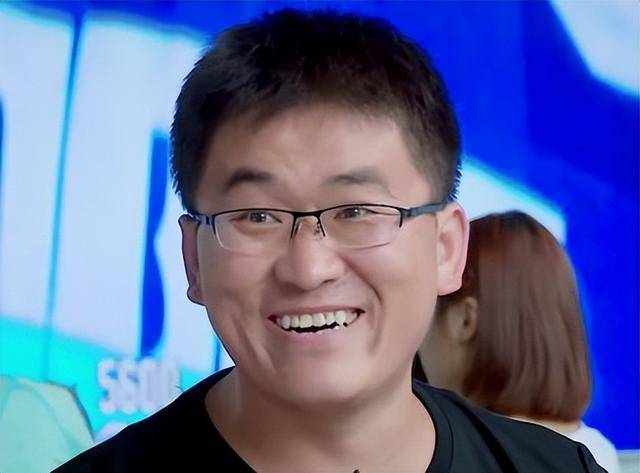 网红姜涛恶心郭德纲，竟拿尬笑当才艺，气得郭德纲暴走怒砸坐垫