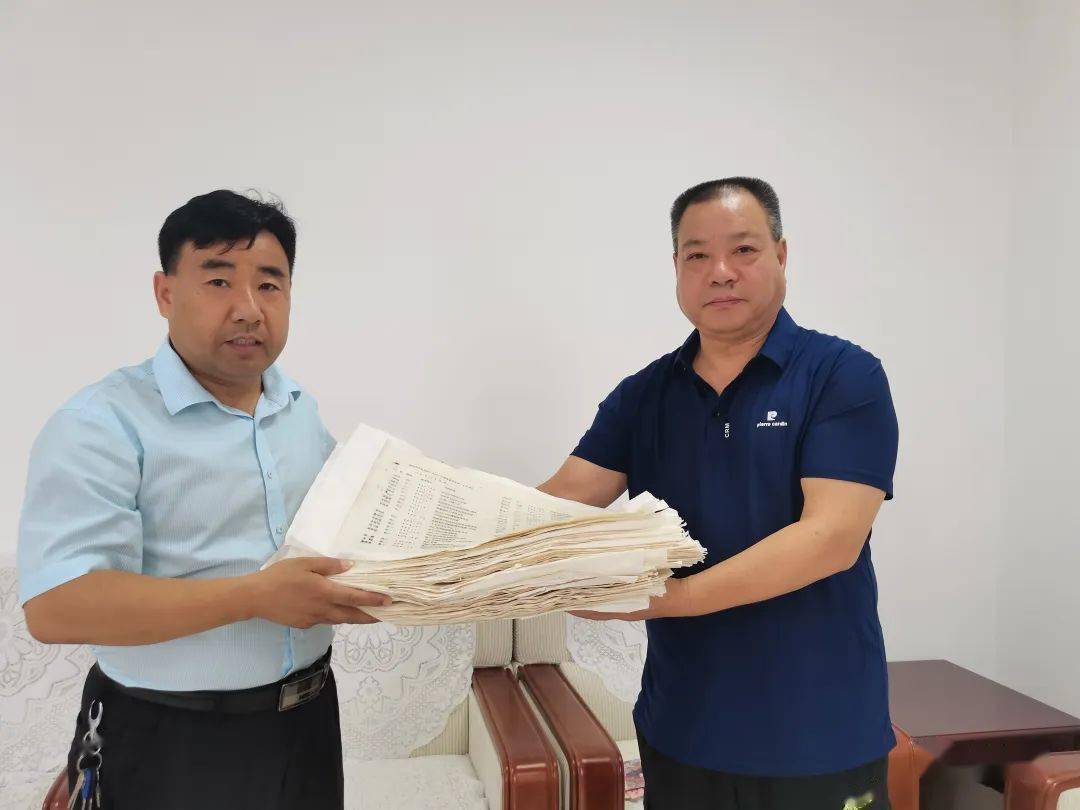 7月23日上午,81届校友邵世明冒着酷暑天气,将自己