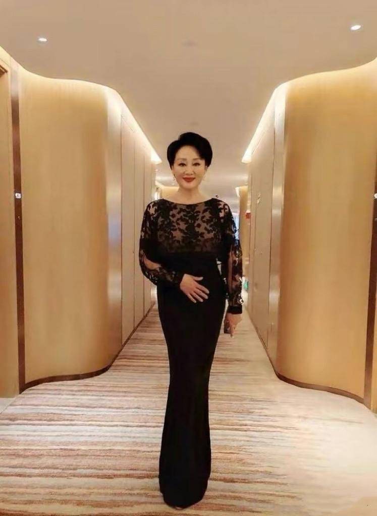 王姬越老越有韵味,穿蕾丝裙身材饱满,与女儿同框像姐妹!