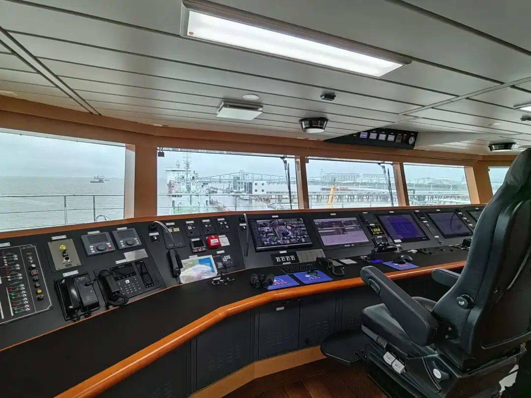 进入"海巡08"轮,乘上电梯,来到位于最上部的驾驶室.