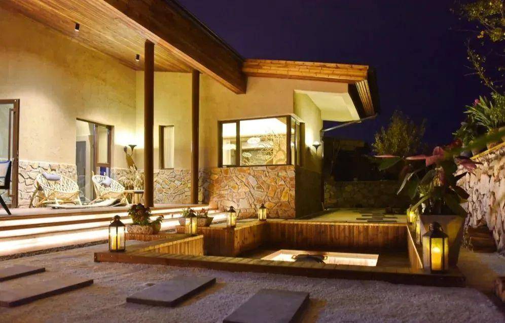 玩累了也不用担心,这里不仅有美食街,还有特色民宿,栖云花海野奢民宿