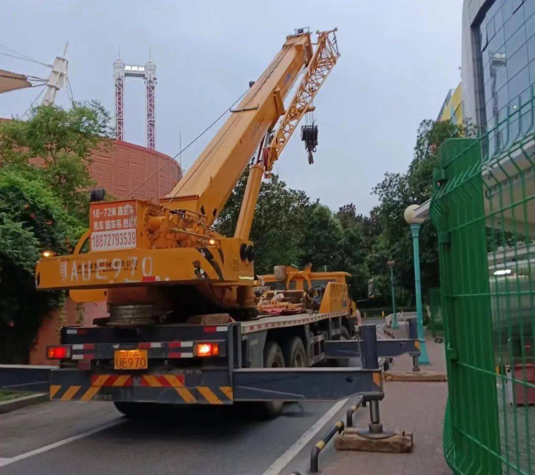 保驾运营 | 多部门日夜协调合作 泡泡馆落地玻璃焕新_施工_吊车_游客