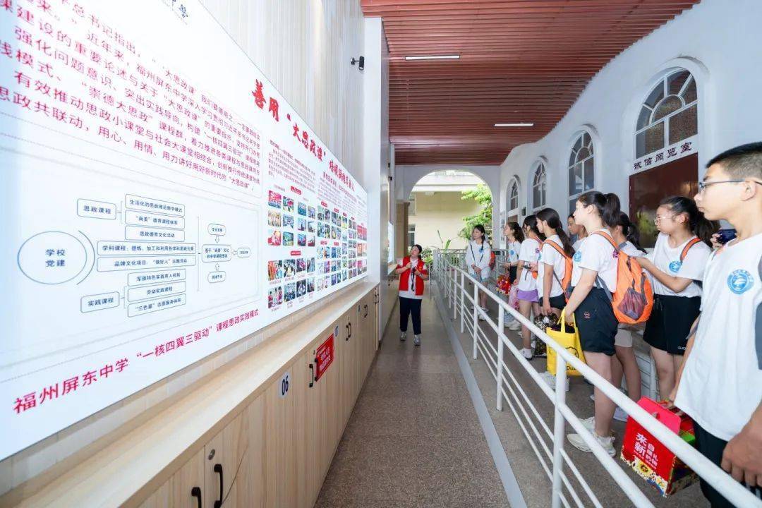 7月24日上午,新疆奇台县第四中学师生一行30余人在奇台四中党总支张宾