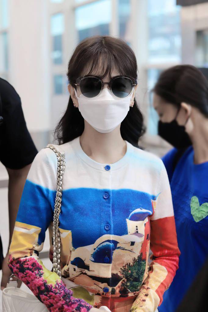 赵雅芝最新街拍又美又减龄 白娘子不老传奇全靠它?_造型_印花_条纹