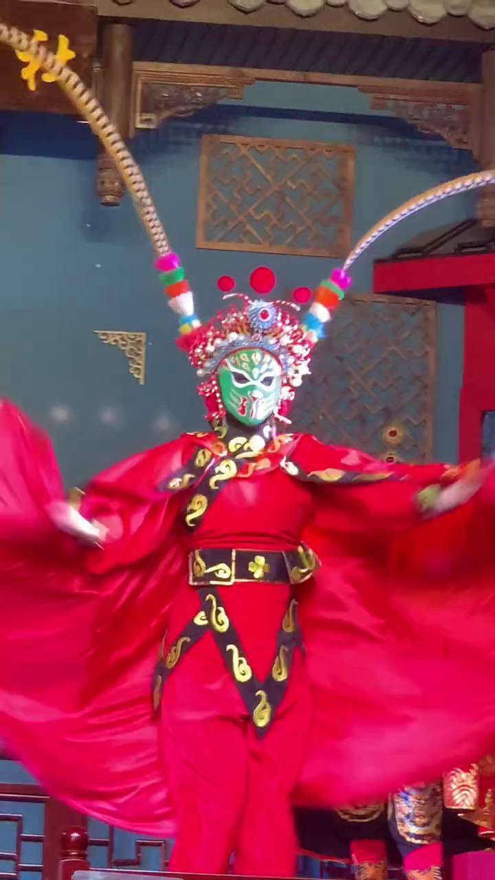 大家都见过川剧变脸表演吧,那么你见过女变脸师傅吗?