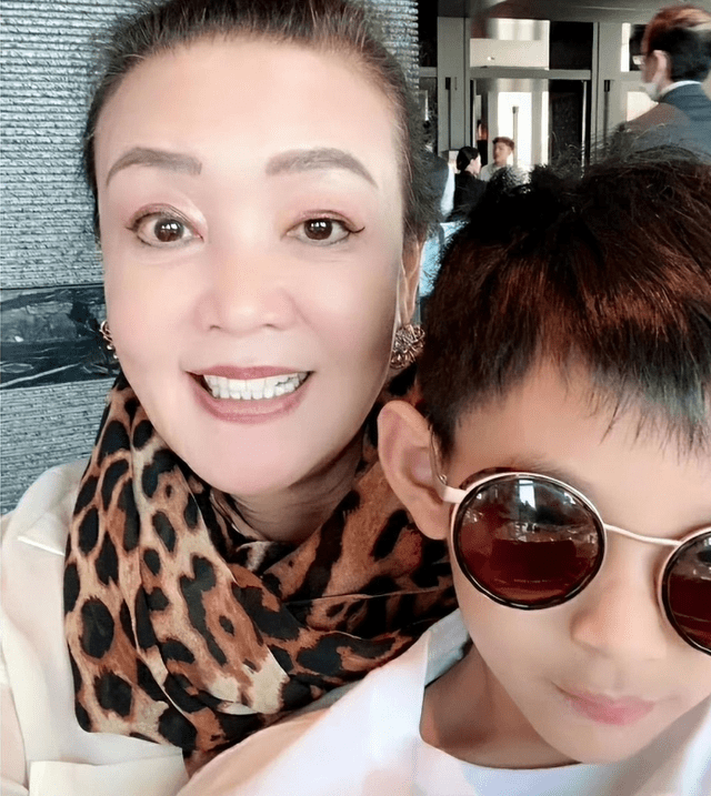 估计也没有时间照顾孩子,所以同意让张兰去日本见孙子汪希箖和汪希玥