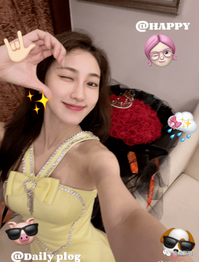 节目《喜剧大赛2》选手左凌峰张小婉疑曝恋情 牵手逛街被偶遇_网友