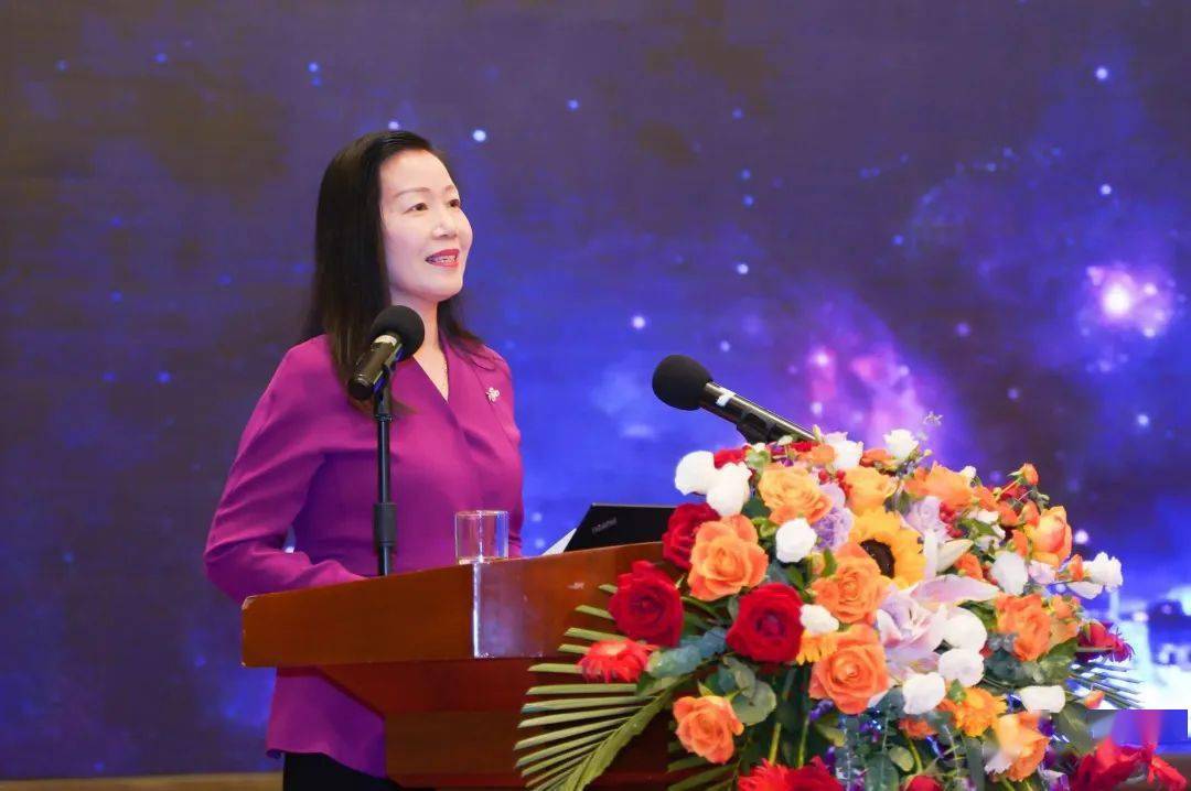 在此次大会上,新华联集团高级副总裁兼人力资源部总监肖文慧作了集团