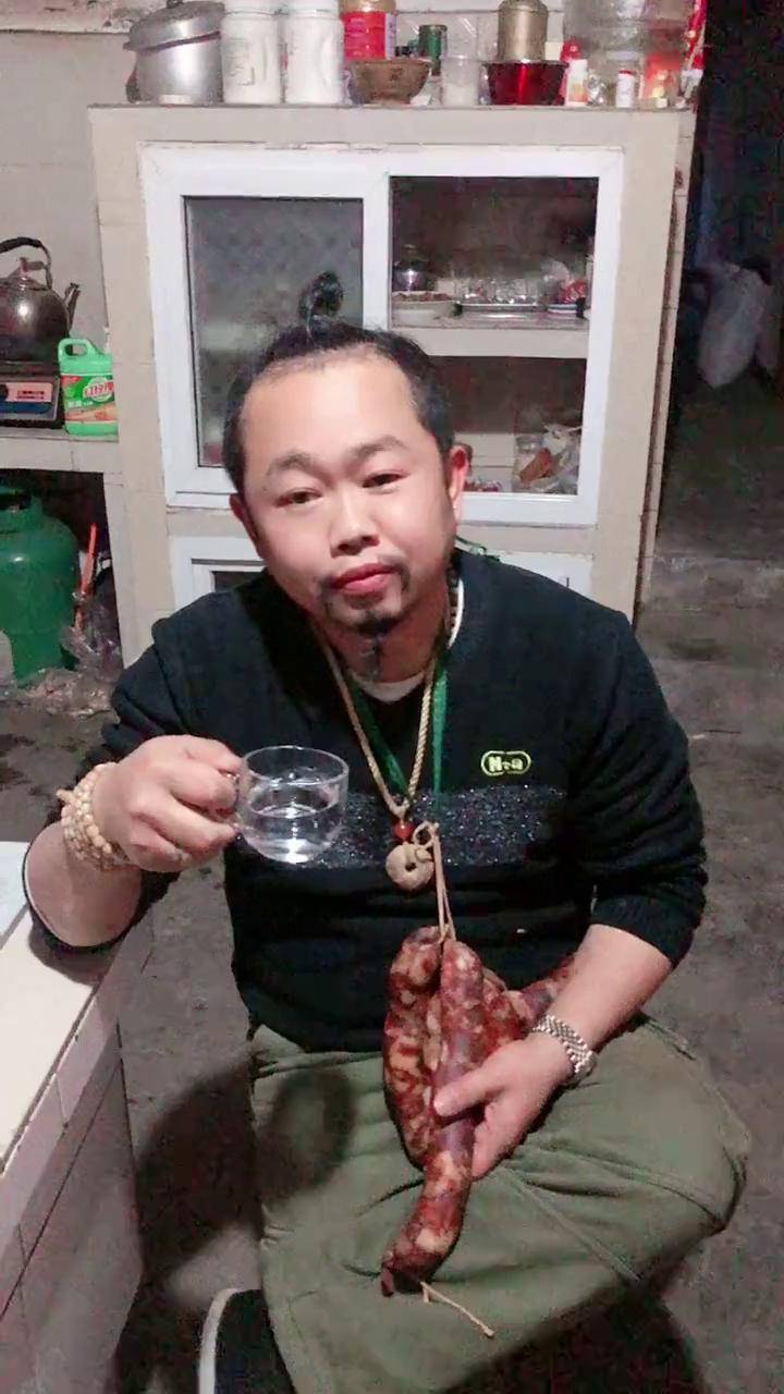 寂寞难以入睡大口吃肉大口喝酒 小酒喝起来