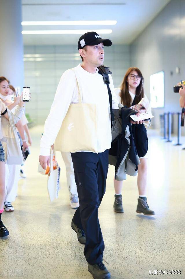 胡歌现身上海机场 明星机场照