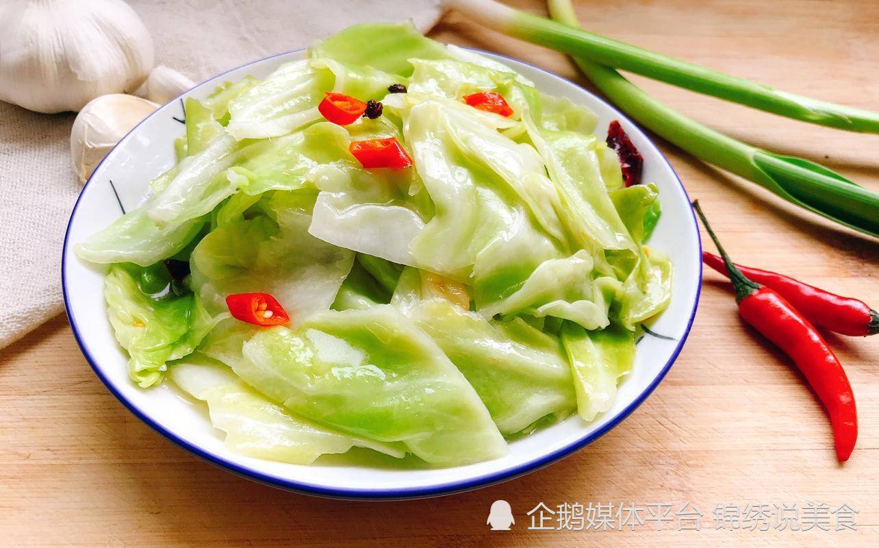 手撕包菜(6)紧接着倒入洋葱,辣椒,葱段翻炒几下,来点鸡精,盐,糖调味